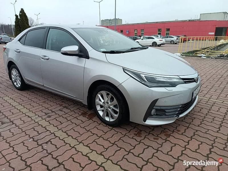 Używany Toyota Corolla 132 KM (97 kW) 2018 Srebrny Sedan/Limuzyna