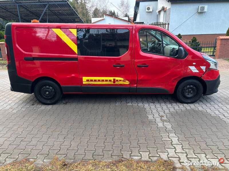 Czerwony Używany 2018 Renault Trafic Van | 36 000 zł - Obraz 1/4
