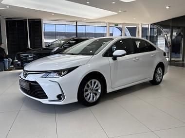 Używany Toyota Corolla Comfort 125 KM (91 kW) 2022 Biały Sedan/Limuzyna