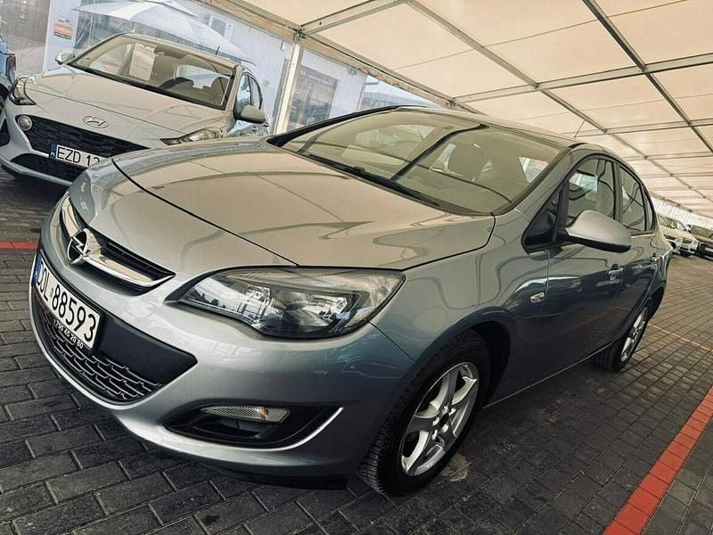 Używany Opel Astra 115 KM (84 kW) 2014 Srebrny Sedan/Limuzyna