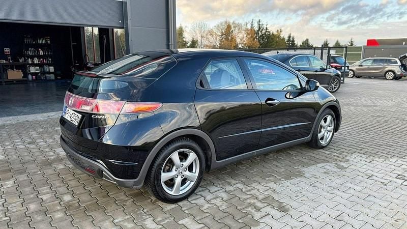 Używany Honda Civic 83 KM (61 kW) 2006 Czarny Hatchback