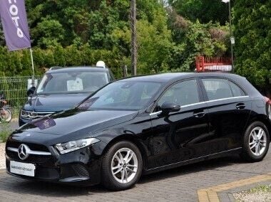 Czarny Używany 2020 Mercedes A160 Hatchback | 69 555 zł - Obraz 1/4