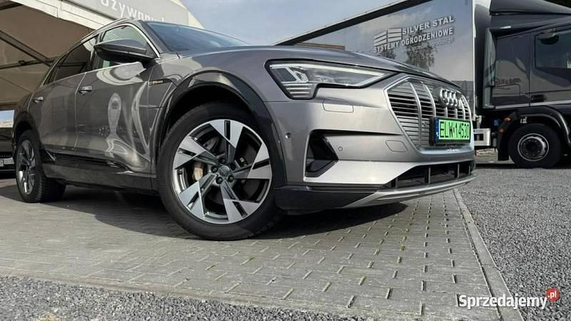 Szary Używany 2019 Audi e-tron SUV | 129 700 zł - Obraz 1/4