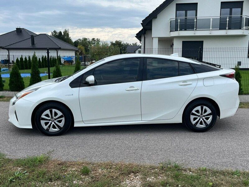 Używany Toyota Prius 122 KM (89 kW) 2017 Biały Hatchback
