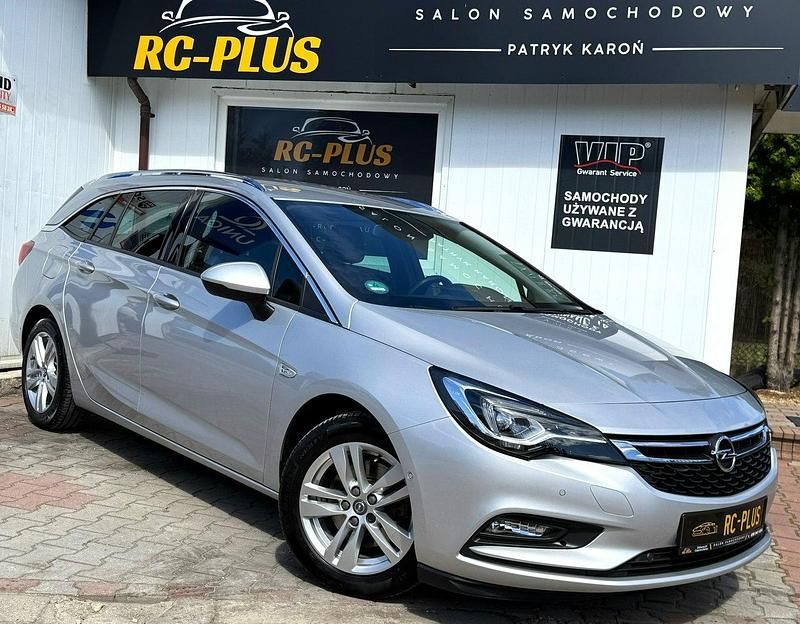 Srebrny (metalik) Używany 2018 Opel Astra Kombi | 40 900 zł (Dość drogi) - Obraz 1/4