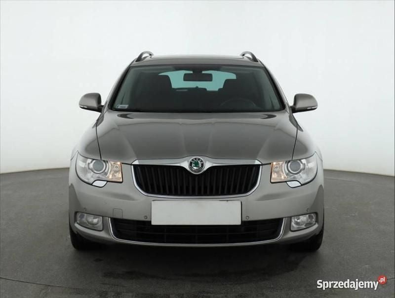 Szary Używany 2012 Skoda Superb Kombi | 22 999 zł (Uczciwa cena) - Obraz 1/4