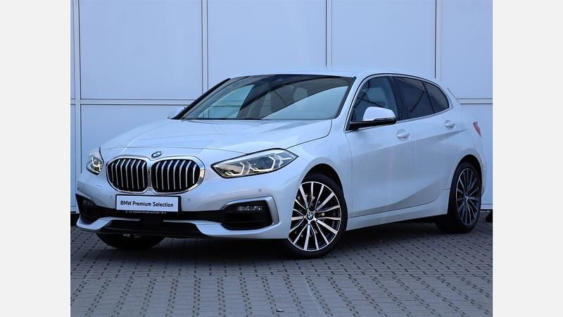 Mineral white metallic metalizowany Używany 2020 BMW 118 Comfort Edition Hatchback | 94 900 zł (Dość drogi) - Obraz 1/3