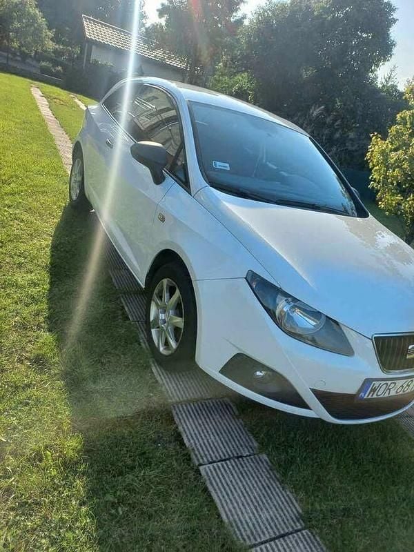Biały Używany 2010 Seat Ibiza Hatchback | 10 500 zł - Obraz 1/4