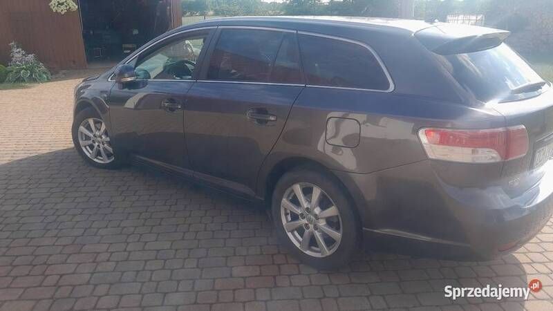 Używany Toyota Avensis 2011 Srebrny Kombi