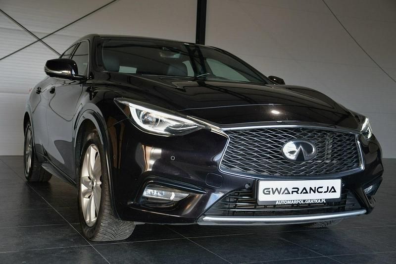 Używany Infiniti Q30 156 KM (114 kW) 2017 Czarny (metalik, perła) Hatchback
