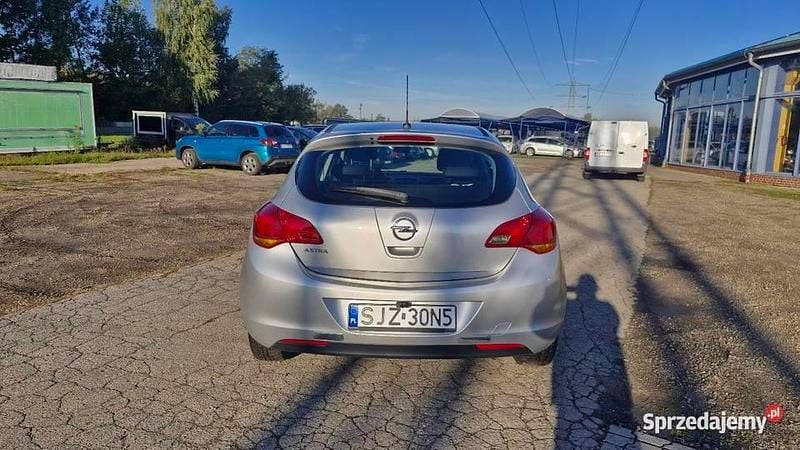 Używany Opel Astra 88 KM (64 kW) 2010 Srebrny Hatchback