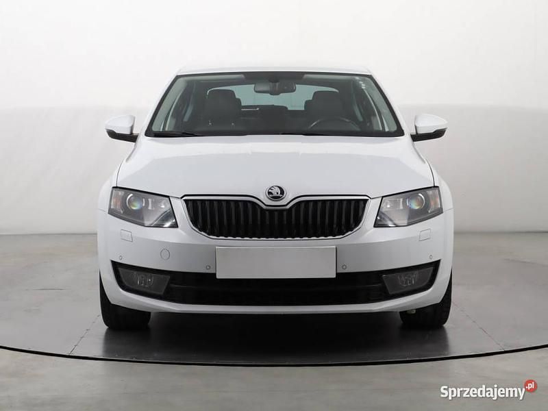 Biały Używany 2015 Skoda Octavia Hatchback | 48 499 zł (Uczciwa cena) - Obraz 1/4