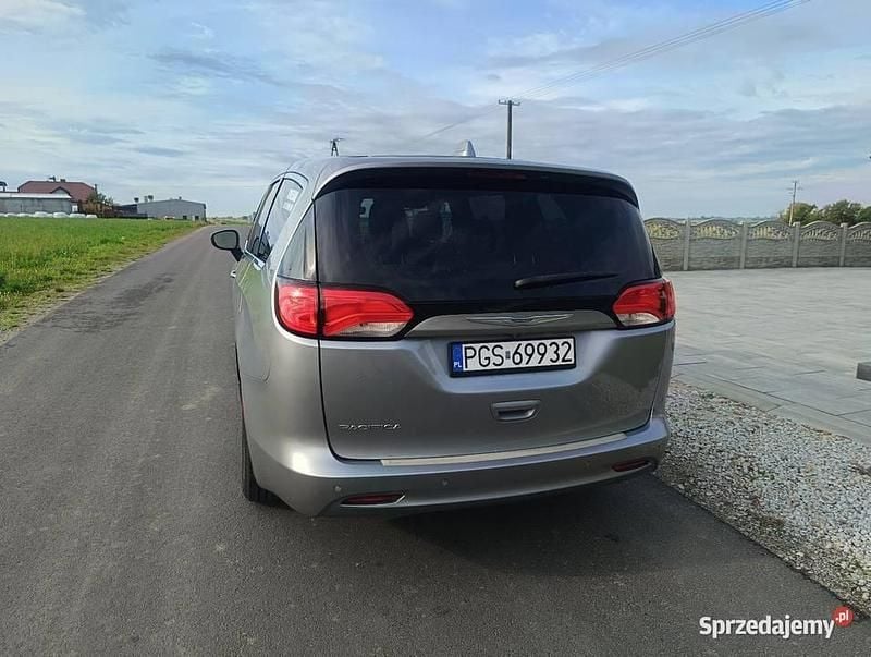 Używany Chrysler Pacifica 2017 Srebrny Minivan