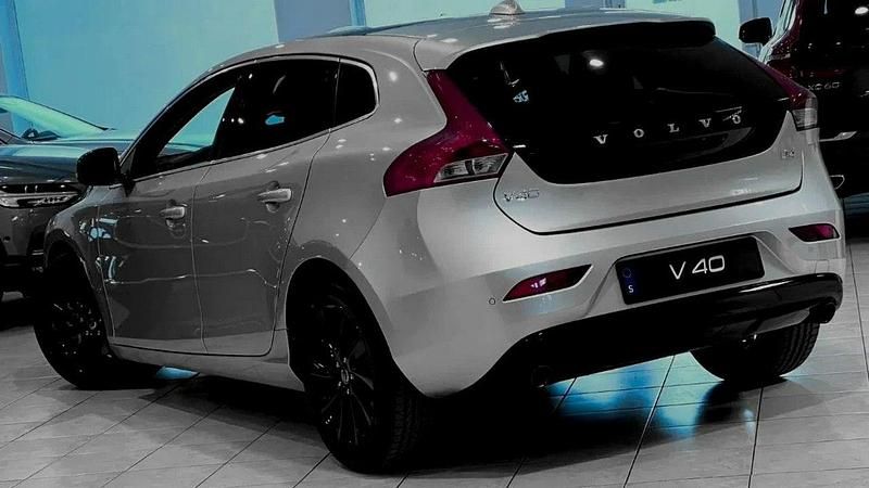 Używany Volvo V40 Ocean Race 190 KM (139 kW) 2015 Srebrny Sedan/Limuzyna