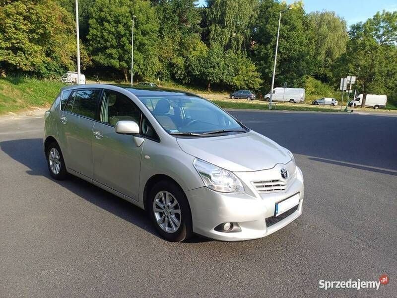 Srebrny Używany 2011 Toyota Verso Minivan | 39 500 zł (Uczciwa cena) - Obraz 1/4