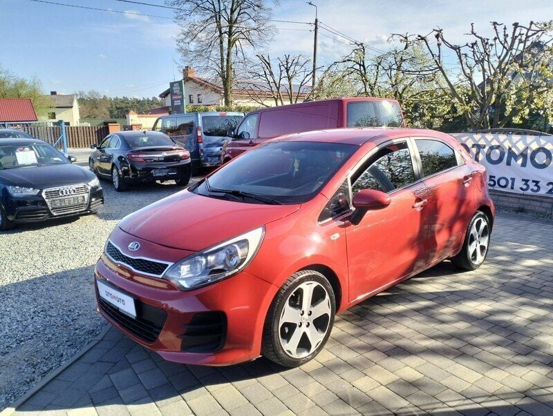 Bordowy (metalik) Używany 2015 Kia Rio Hatchback | 24 900 zł (Dobra cena) - Obraz 1/4