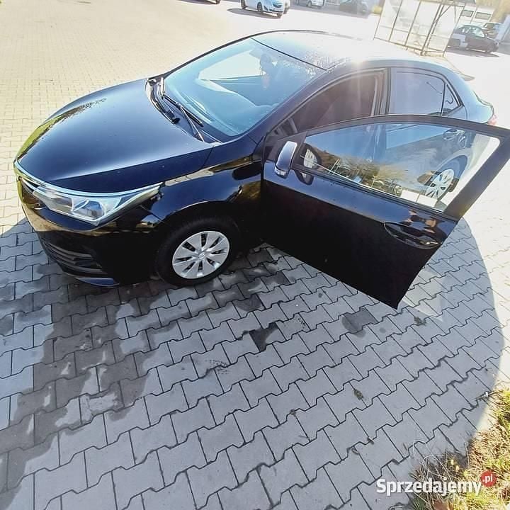 Używany Toyota Corolla 132 KM (97 kW) 2017 Czarny Sedan/Limuzyna