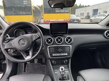 Czarny Używany 2017 Mercedes A180 AMG line Hatchback | 48 000 zł (Uczciwa cena) - Obraz 1/4