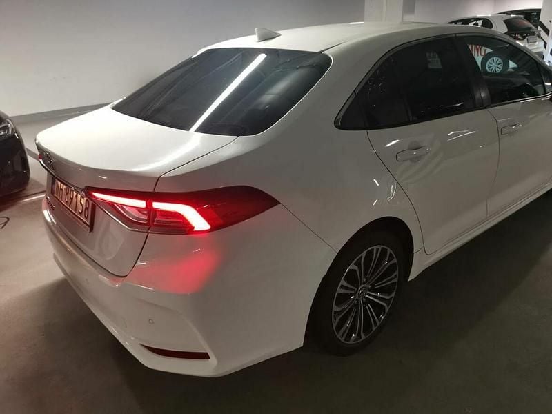 Używany Toyota Corolla Premium 132 KM (97 kW) 2019 Biały Sedan/Limuzyna