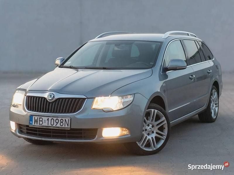 Szary Używany 2012 Skoda Superb Kombi | 28 900 zł (Uczciwa cena) - Obraz 1/4