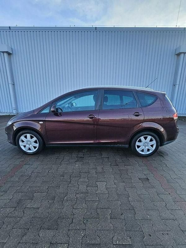 Używany Seat Altea XL 140 KM (102 kW) 2008 Bordowy Minivan