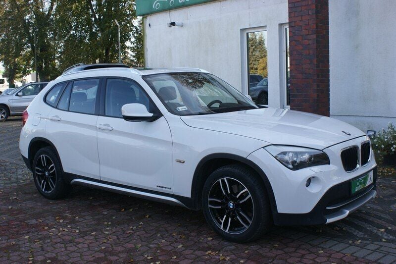 Biały Używany 2012 BMW X1 SUV | 48 800 zł (Uczciwa cena) - Obraz 1/4
