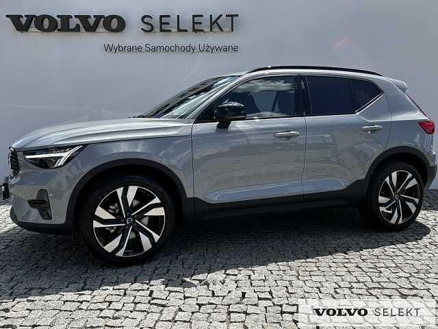 Szary Używany 2025 Volvo XC40 SUV | 169 900 zł (Uczciwa cena) - Obraz 1/3