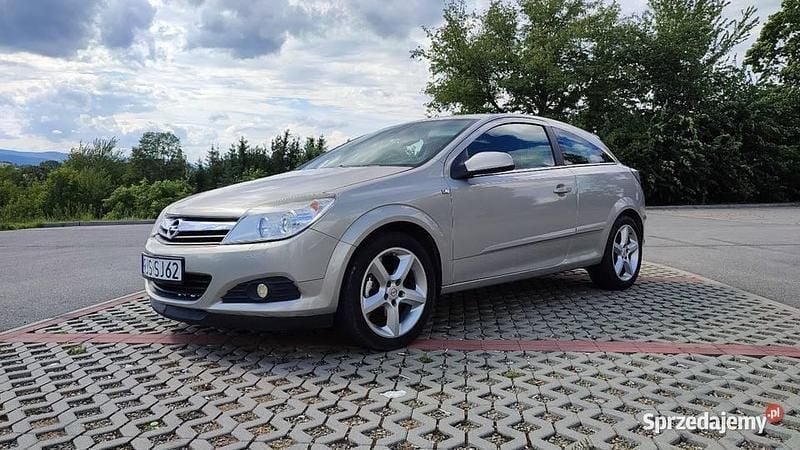 Złoty Używany 2005 Opel Astra GTC Hatchback | 10 500 zł (Uczciwa cena) - Obraz 1/4