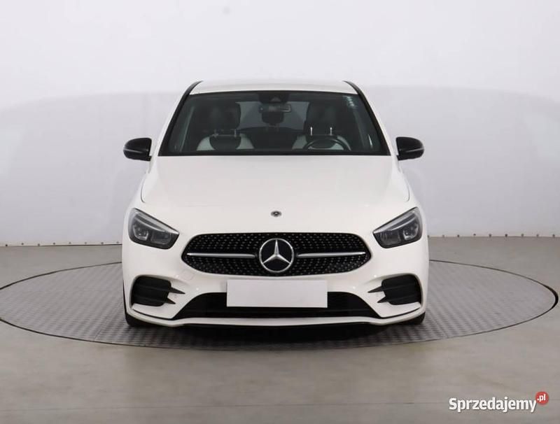 Czarny Używany 2019 Mercedes B200 Minivan | 93 999 zł - Obraz 1/4