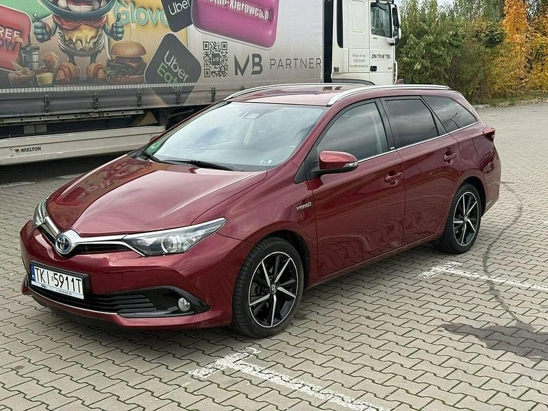 Czerwony Używany 2016 Toyota Auris Kombi | 49 900 zł - Obraz 1/4