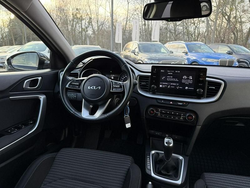 Używany Kia Ceed 100 KM (73 kW) 2022 Czarny Hatchback