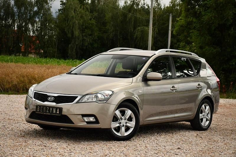 Używany Kia Ceed 105 KM (77 kW) 2012 Beżowy (metalik, perła) Hatchback