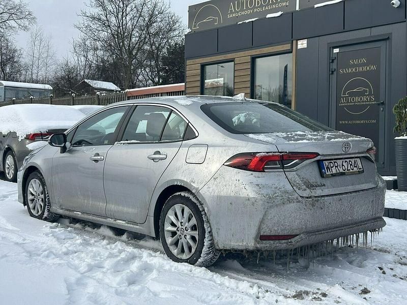 Używany Toyota Corolla 125 KM (91 kW) 2022 Srebrny Sedan/Limuzyna