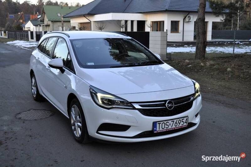 Biały Używany 2016 Opel Astra Kombi | 36 900 zł (Uczciwa cena) - Obraz 1/4