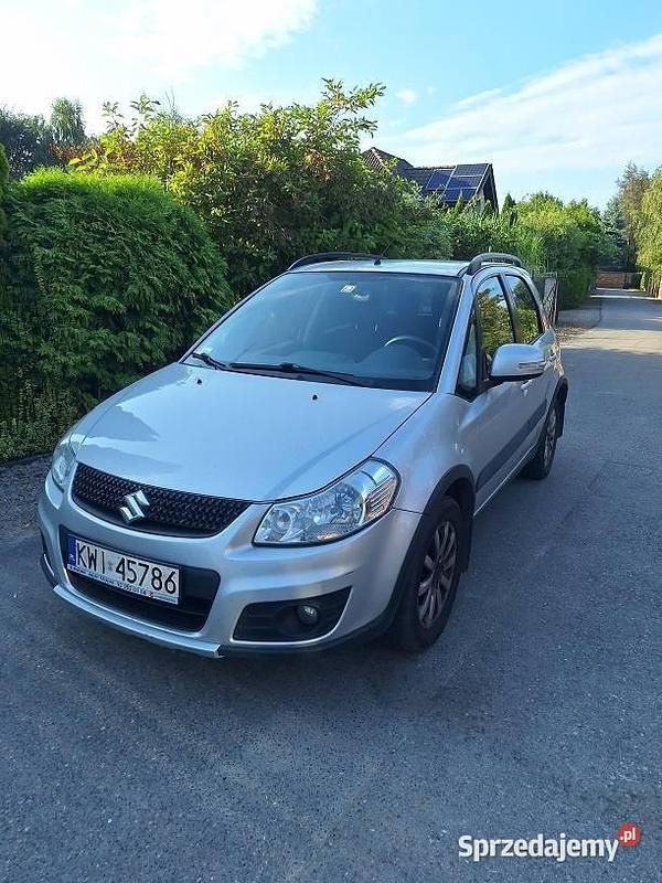 Srebrny Używany 2013 Suzuki SX4 SUV | 31 900 zł (Uczciwa cena) - Obraz 1/4