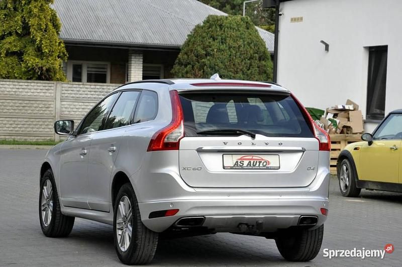 Używany Volvo XC60 Momentum 190 KM (139 kW) 2016 Srebrny SUV
