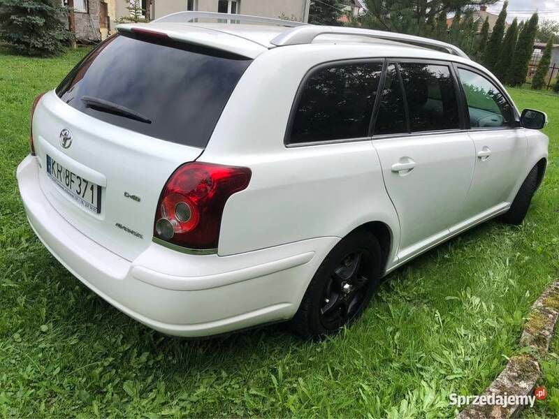 Biały Używany 2009 Toyota Avensis Kombi | 14 000 zł (Dobra cena) - Obraz 1/4