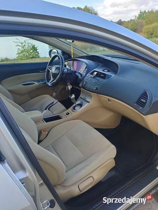 Używany Honda Civic 140 KM (102 kW) 2007 Beżowy Sedan/Limuzyna