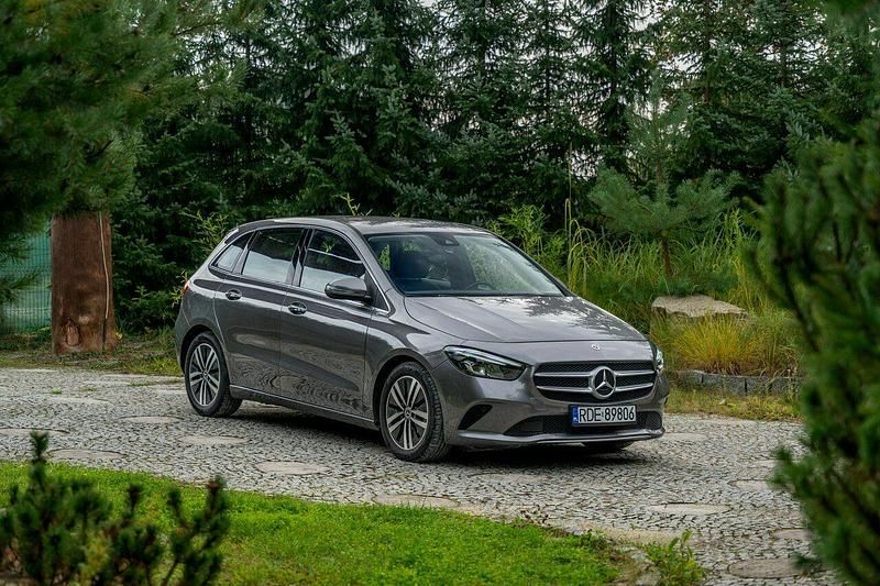Szary Używany 2023 Mercedes B180 AMG line Minivan | 104 777 zł - Obraz 1/4