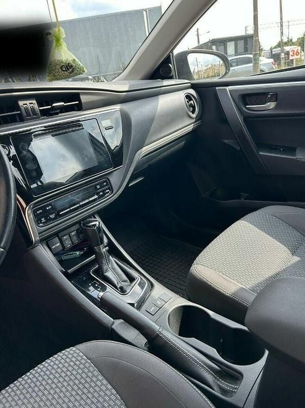 Używany Toyota Corolla 132 KM (97 kW) 2018 Brązowobeżowy Sedan/Limuzyna