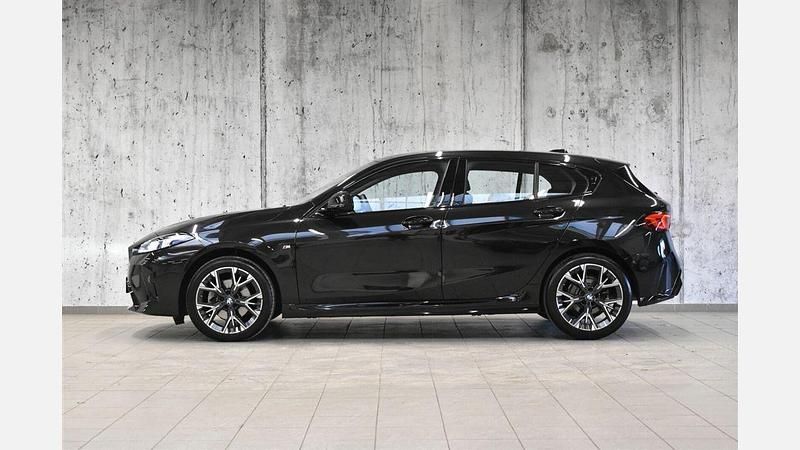 Używany BMW 118 Shadowline 150 KM (110 kW) 2025 Czarny szafir metalizowany Hatchback