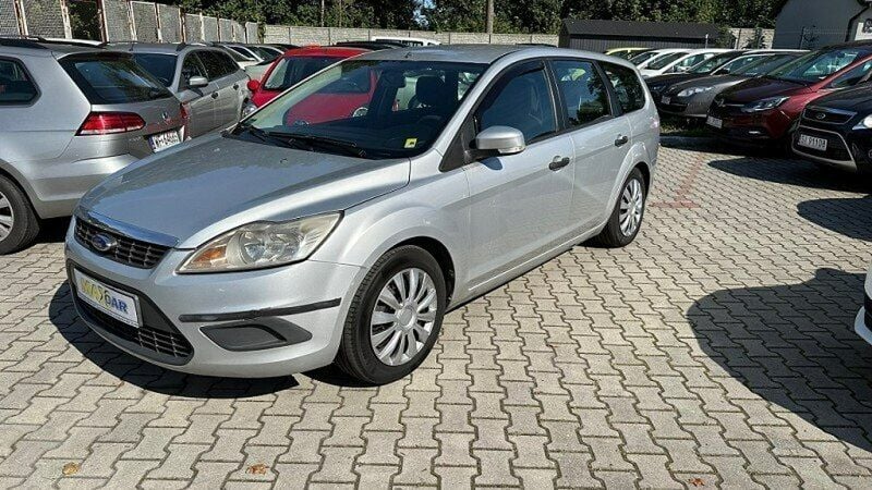 Używany Ford Focus 90 KM (66 kW) 2009 Srebrny (metalik) Sedan/Limuzyna