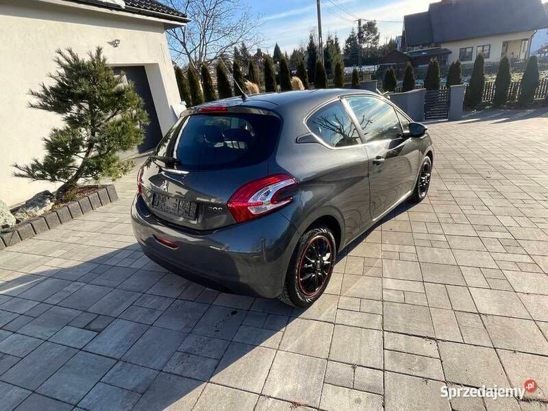 Używany Peugeot 208 68 KM (50 kW) 2014 Hatchback