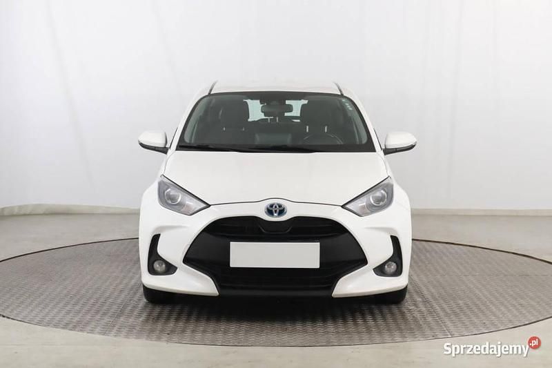 Biały Używany 2021 Toyota Yaris Hybrid Hatchback | 51 999 zł (Uczciwa cena) - Obraz 1/4