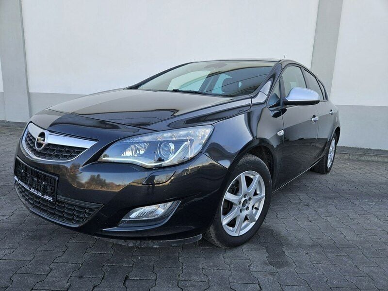Czarny Używany 2012 Opel Astra Hatchback | 28 456 zł (Uczciwa cena) - Obraz 1/4