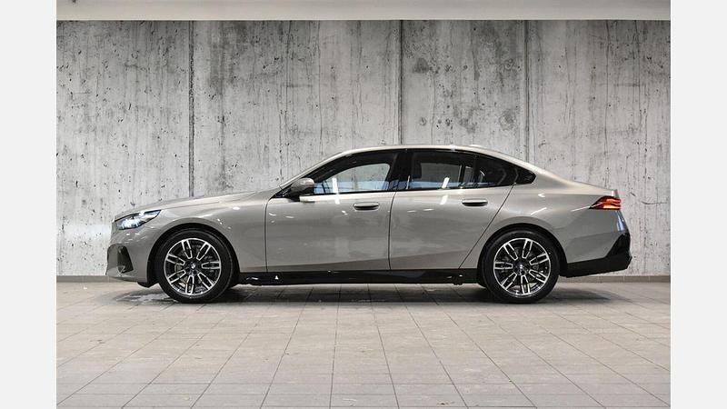 Używany BMW 520 Comfort Edition 190 KM (139 kW) 2025 Szary oxide metalizowany Sedan/Limuzyna