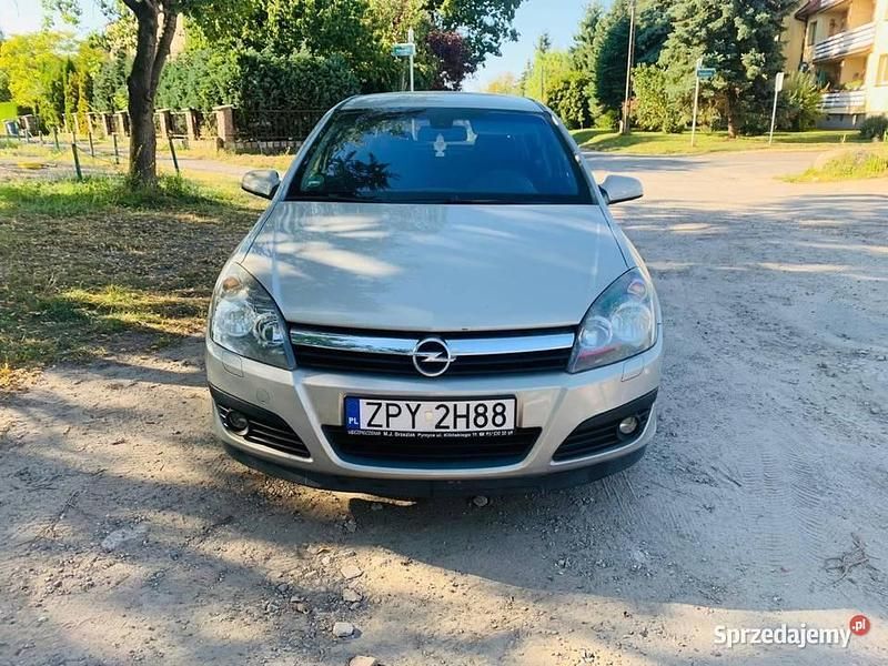Złoty Używany 2006 Opel Astra Hatchback | 7999 zł (Uczciwa cena) - Obraz 1/4