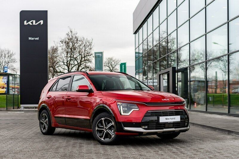 Czerwony (metalik) Nowe 2024 Kia Niro 2 SUV | 139 400 zł (Dość drogi) - Obraz 1/4