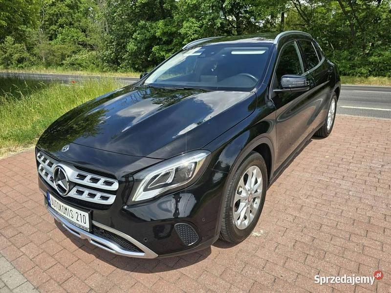 Czarny Używany 2018 Mercedes GLA180 SUV | 74 900 zł - Obraz 1/4