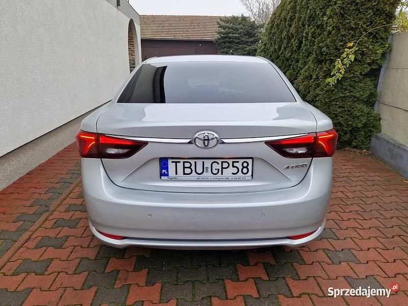 Używany Toyota Avensis 143 KM (105 kW) 2016 Srebrny Sedan/Limuzyna